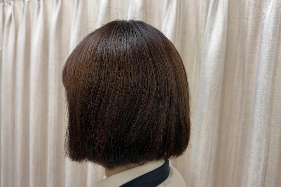 白髪を明るいブラウンに染めたボブヘア