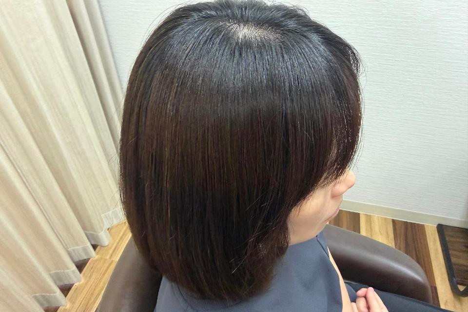 ヘナとインディゴブルーで白髪を染めた後の髪（ノンジアミンカラーの施術前）