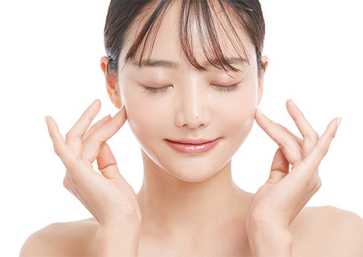 お顔の透明感UPし白く滑らかな陶器肌へ